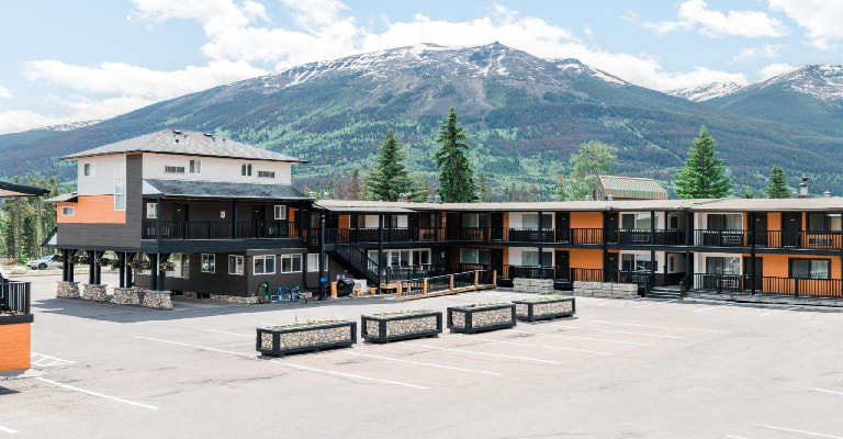 Mount Robson Inn Exterior