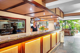 Bay Village Tropical Retreat Lobby