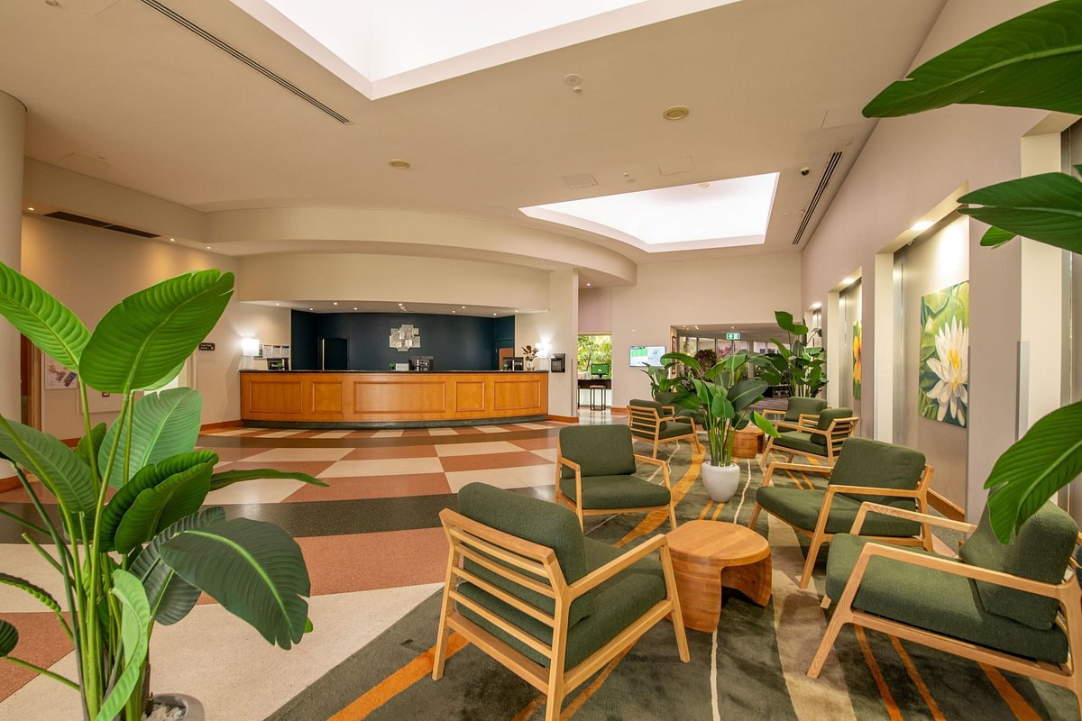 Holiday Inn Cairns Harbourside Lobby