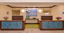 Holiday Inn Express & Suites Fresno